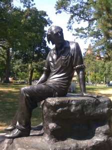 Al Purdy Statue de bronze d'Al Purdy, Queen's Park